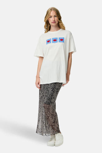 T-shirt blanc à manches courtes de PIECES®, avec imprimé de rouge à lèvres et associé à une jupe au motif léopard.