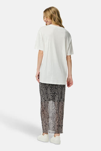 T-shirt blanc à manches courtes de PIECES®, porté avec une jupe imprimée de léopard et des baskets blanches, vue arrière.