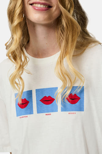 T-shirt blanc à manches courtes de PIECES, avec une impression de lèvres dans des carrés bleus.