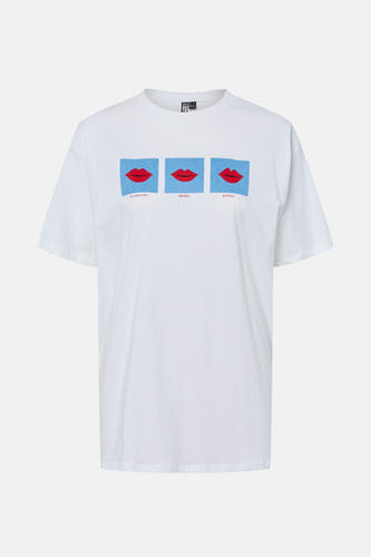 T-shirt blanc à manches courtes de PIECES®, avec une impression graphique de lèvres rouges sur fond bleu.