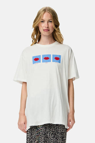 T-shirt blanc à manches courtes de PIECES® avec une impression de lèvres rouges dans des cadres bleus.
