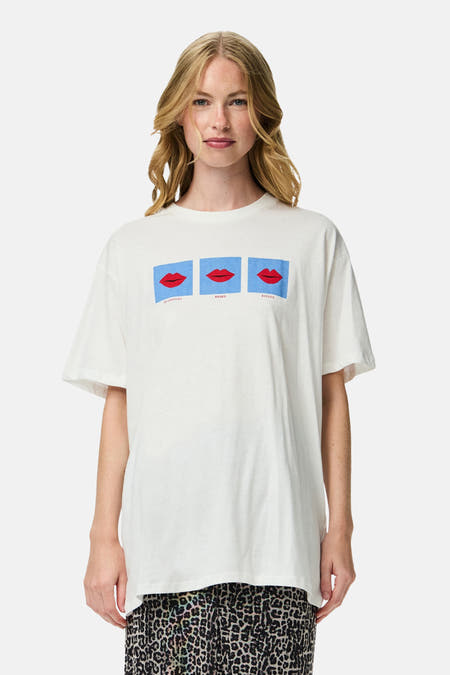 T-shirt blanc à manches courtes de PIECES® avec une impression de lèvres rouges dans des cadres bleus.