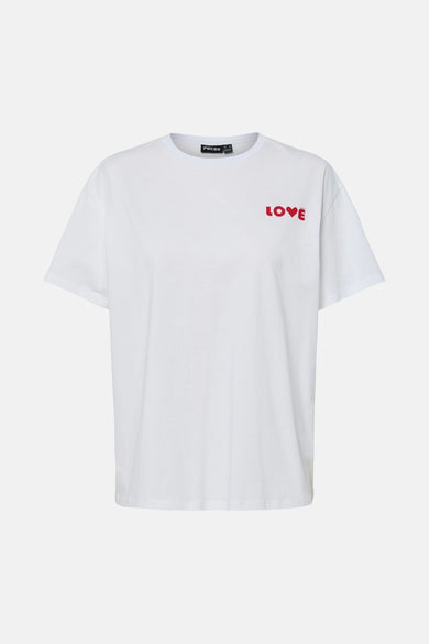 T-shirt blanc à manches courtes de PIECES, avec le texte "Love" rouge sur la poitrine.