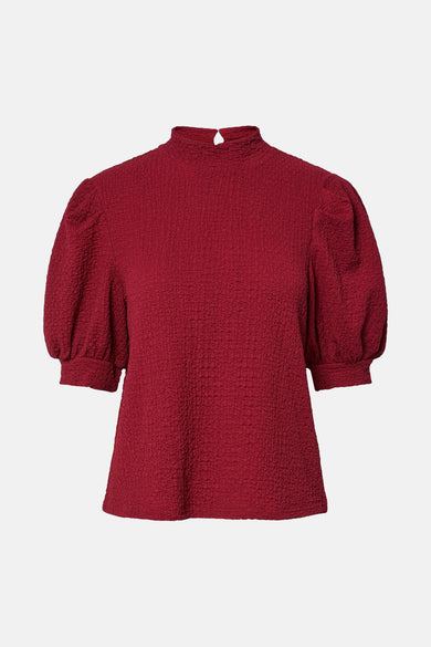 Blouse rouge à manches courtes de PIECES®, avec une texture structurée et une petite ouverture à l'arrière.