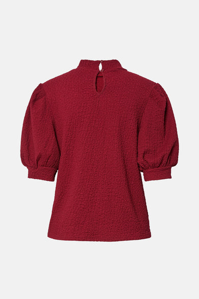 Rode blouse met korte pofmouwen van PIECES®, met een gestructureerde textuur en een kleine opening aan de achterkant.
