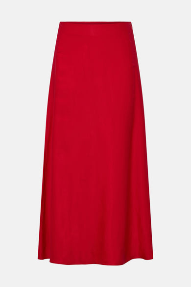 Longue jupe rouge de PIECES®, tombant droit et fluide.