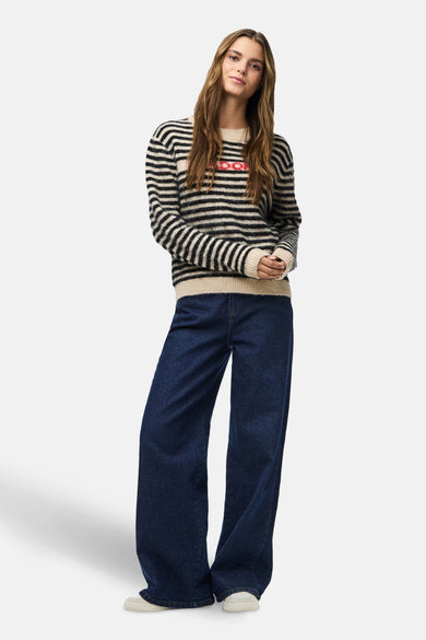Pull noir avec col rond de PIECES®, doté de rayures et de texte rouge.