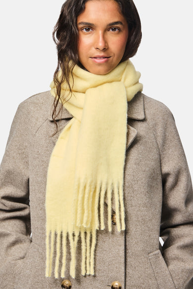 Châle d'hiver jaune de PIECES®, avec des extrémités froncées, associé à une veste brune.