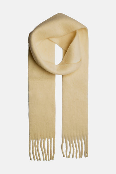 Châle d'hiver de PIECES®, avec une douce texture et des franges aux extrémités.