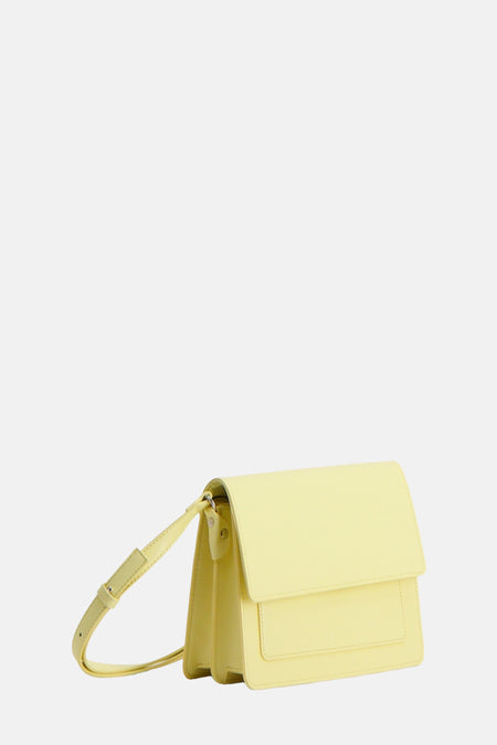 Sac à dos bleu de PIECES® avec bretelle réglable et lignes épurées.