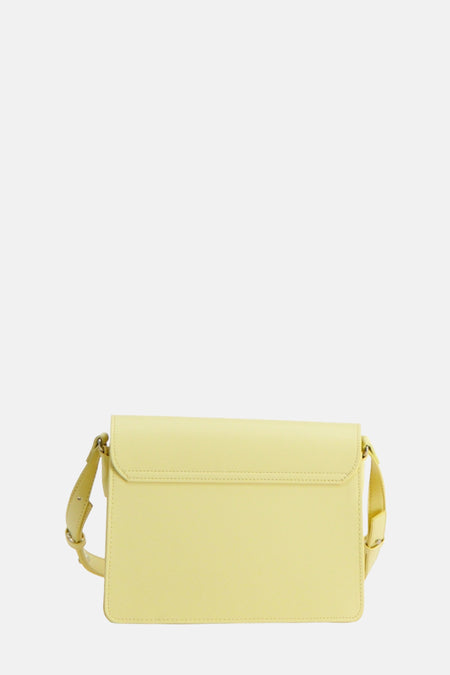 Sac à dos bleu de PIECES®, avec une sangle d'épaule ajustable et des coutures.
