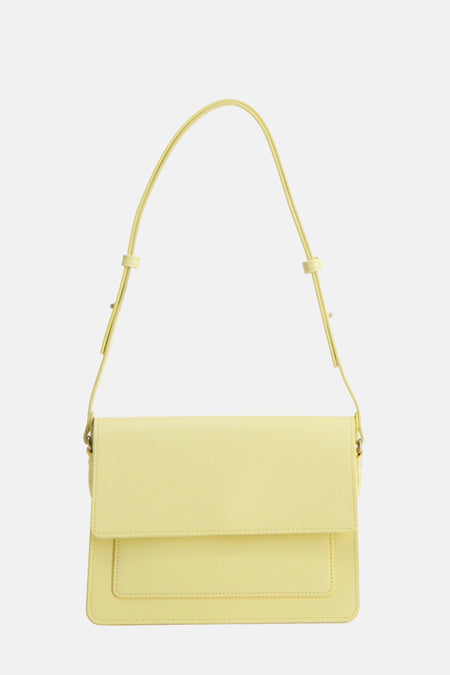 Sac à dos bleu de PIECES® avec une texture lisse et une bandoulière ajustable.