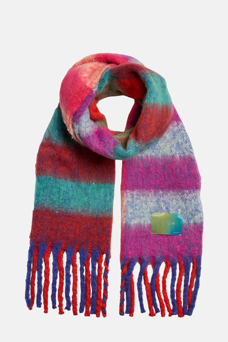 Écharpe d'hiver multicolore de Pieces avec des motifs rayés et des franges aux extrémités.