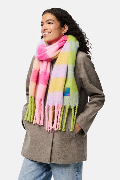 Écharpe d'hiver multicolore de PIECES, avec un motif rayé et à carreaux et des franges aux extrémités.