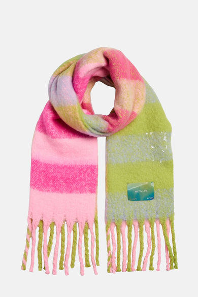 Multicolor wintersjaal van PIECES, met een geblokt en gestreept patroon en franjes aan de uiteinden.