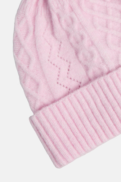 Casquette rose de PIECES, avec un motif en côtes et une bordure à côtes, gros plan.