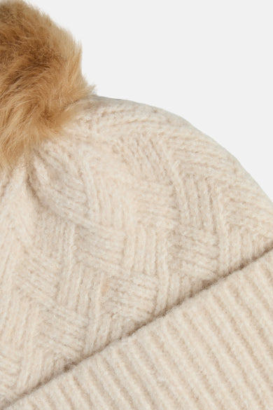 Chapeau beige de PIECES®, avec un bord côtelé et un pompon doux.