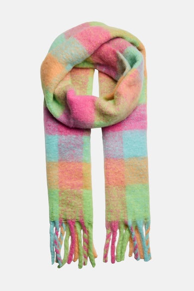 Écharpe d'hiver multicolore de PIECES®, avec un motif à carreaux et des franges.