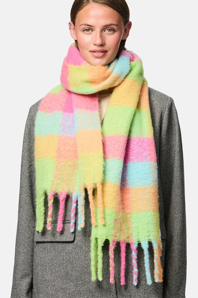 Écharpe d'hiver multicolore de PIECES® avec un motif rayé audacieux et des franges, portée sur une veste grise.