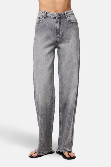 Jean gris large de PIECES, avec un effet stonewash et des mocassins décontractés.
