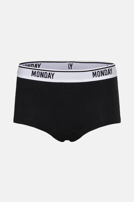 Shorty noir de PIECES®, avec une ceinte blanche portant "MONDAY".