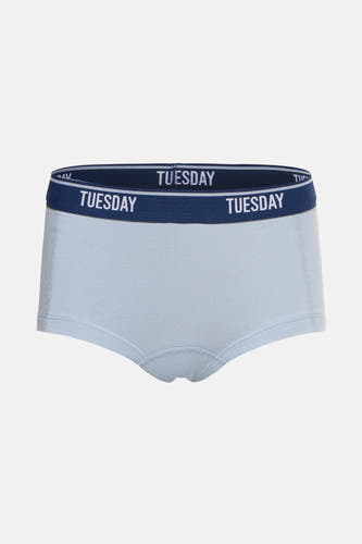 Lichtblauwe shorty van PIECES® met een elastische tailleband met de tekst "Tuesday".

