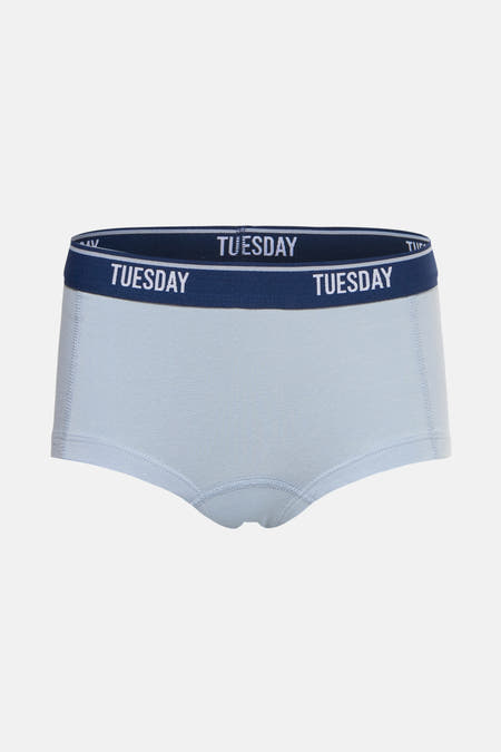 Shorty bleu clair de PIECES® avec une ceinture élastique portant l'inscription "Tuesday".