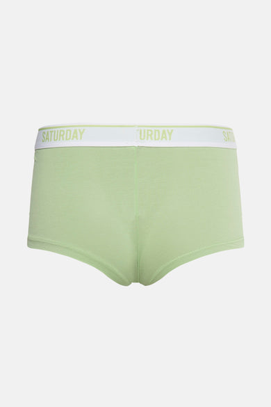 Shorty vert de PIECES® avec une ceinte blanche sur laquelle est imprimé "SATURDAY".