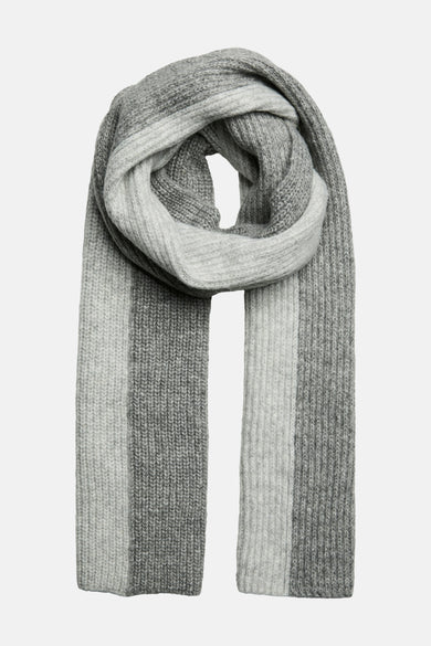 Chapeau d'hiver gris de PIECES® avec un motif rayé et une texture douce tricotée.