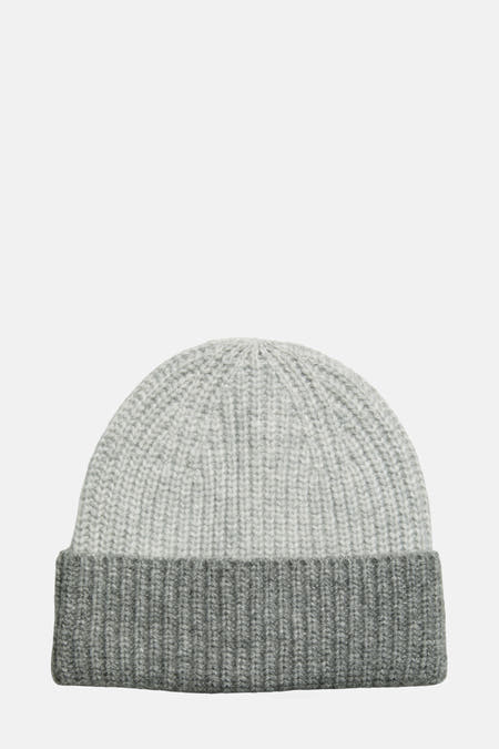 Chapeau gris de PIECES, avec une texture à côtes et un pli en bas.
