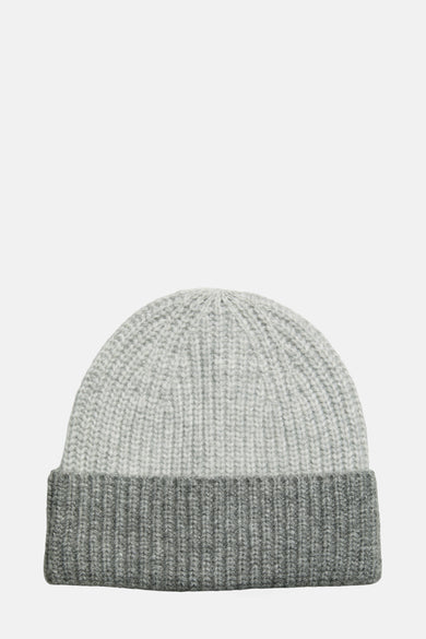 Chapeau gris de PIECES, avec une texture à côtes et un pli en bas.