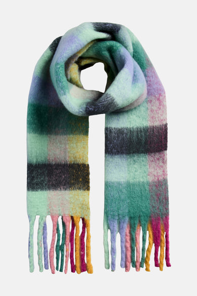 Écharpe d'hiver multicolore de PIECES® avec un motif rayé et des franges colorées.