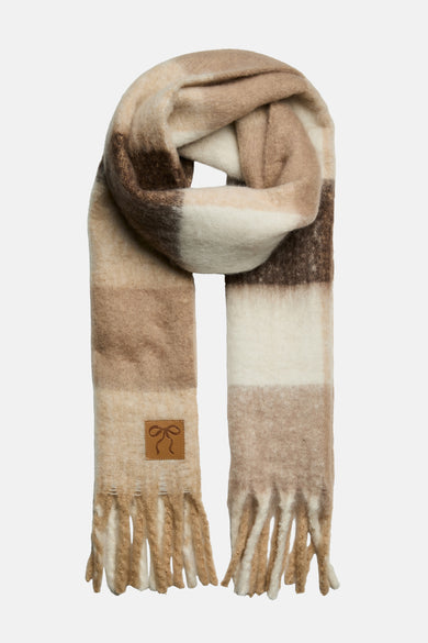 Écharpe d'hiver beige bloquée de PIECES® avec des bords froncés et une étiquette en cuir avec un nœud.