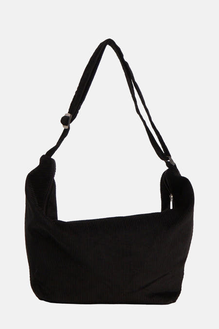 Sac à dos noir de PIECES® avec une texture en maille et une sangle réglable.