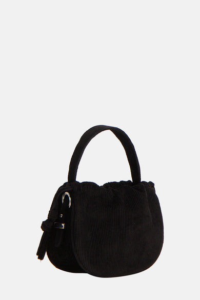 Sac à main noir en corduroy de PIECES® avec une courte poignée et des détails métalliques.