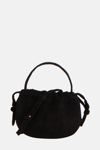 Sac à main en corduroy noir de Pieces, avec fermeture éclair et une bandoulière ajustable.