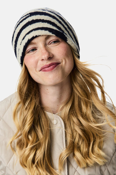 Casquettes multicolores de PIECES® avec un motif imprimé zèbre distinctif sur toute la matière.