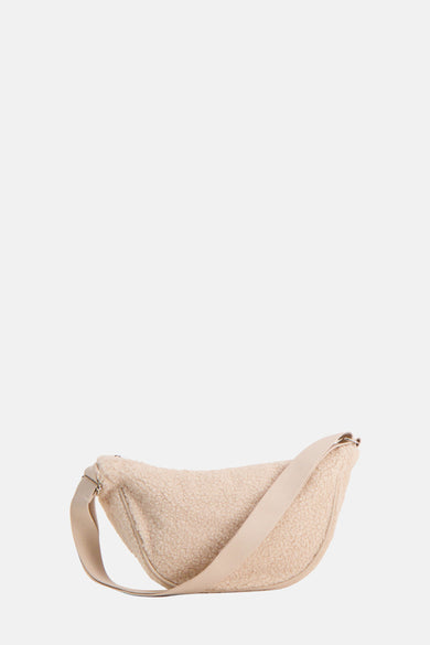 Beige schoudertas van PIECES met een zachte, teddy-achtige textuur en een verstelbare schouderband.