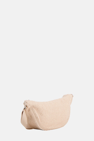 Beige schoudertas van PIECES® met een zachte teddy textuur en verstelbare schouderband.