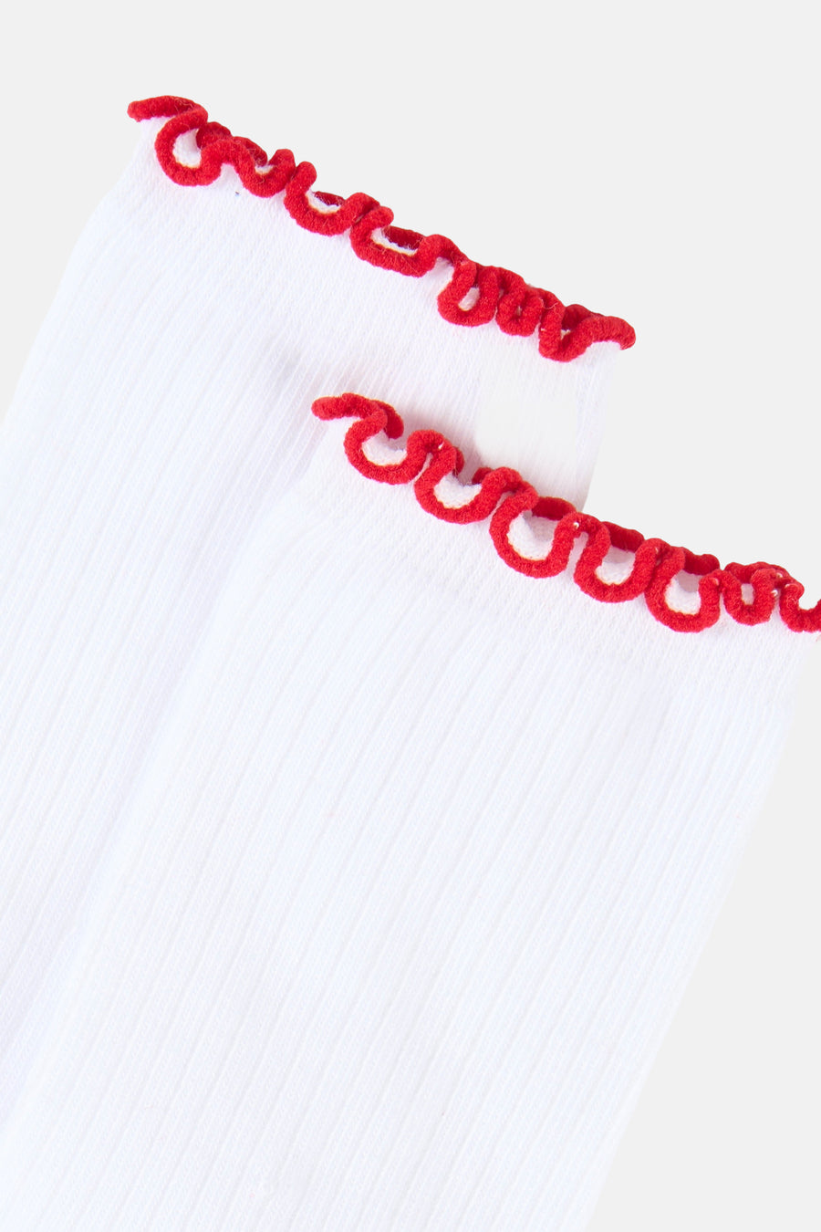 Witte sokken van PIECES® met een decoratieve, rode ruche-rand.