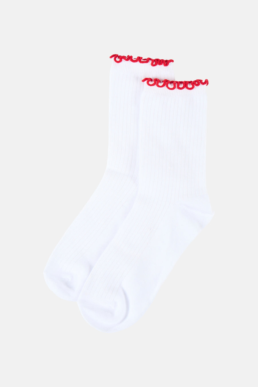 Chaussettes blanches de PIECES® avec un bord à volants décoratif rouge.