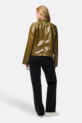 Veste courte verte de PIECES®, avec des manches longues, portée sur un jean noir et des baskets blanches.