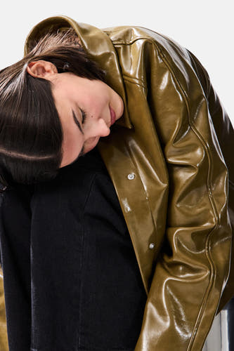 Manteau court vert de PIECES®, finition lisse, avec des boutons argentés sur un modèle avec des vêtements sombres.