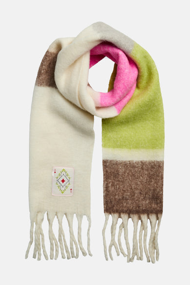 Écharpe d'hiver multicolore de PIECES, avec des rayures en brun, rose et vert et un détail décoratif de carte à jouer.