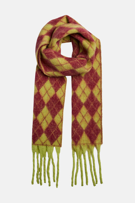 Châle d'hiver multicolore de PIECES avec motif de lunettes et franges, gros plan.