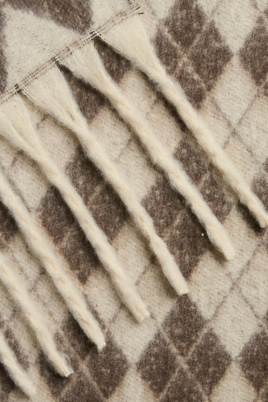 Bruine wintersjaal van PIECES® met ruitpatroon en franjes.