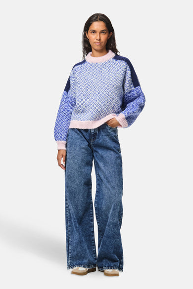 Sweat-shirt multicolore à col rond de PIECES®, avec un motif géométrique bleu et blanc.