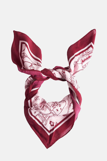 Chapeau d'été multicolore de PIECES®, avec des dessins amusants de fleurs, de papillons, de lapins et d'objets décoratifs.