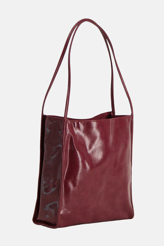 Blouson Bordeaux de PIECES®, avec des manches longues et une texture brillante et cuirée.