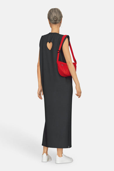 Robe sans manches noire de PIECES®, avec une découpe en forme de cœur sur le dos et des épaules rouges.